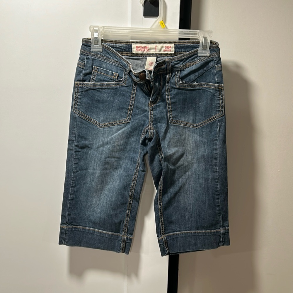 Mossimo Supply Company low rise crop jeans. Size 1. Worn a few times